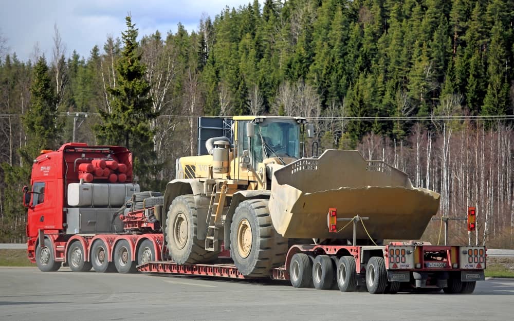 The Quad Spread Deck and Dolly are ideal for transporting oversized cargo, such as machinery, construction materials, and supplies.